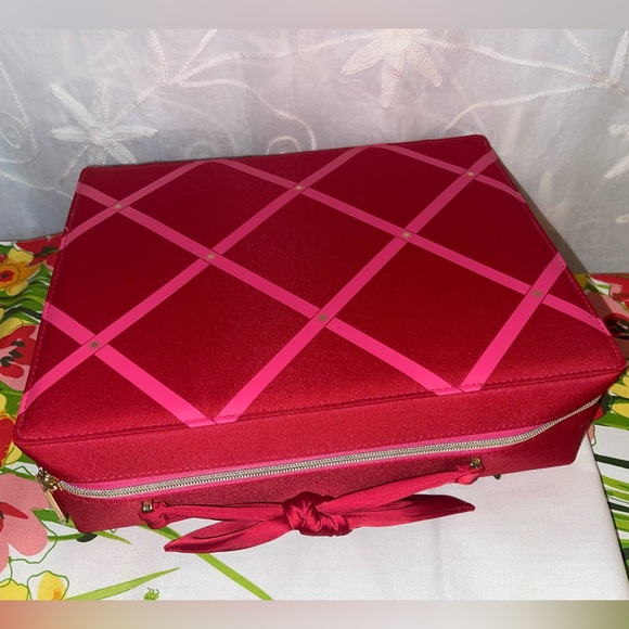 NEW Estée Lauder makeup case, NEW WITH PLASTIC COVER OVER ZIPPER TAGS - Picture 3 of 8